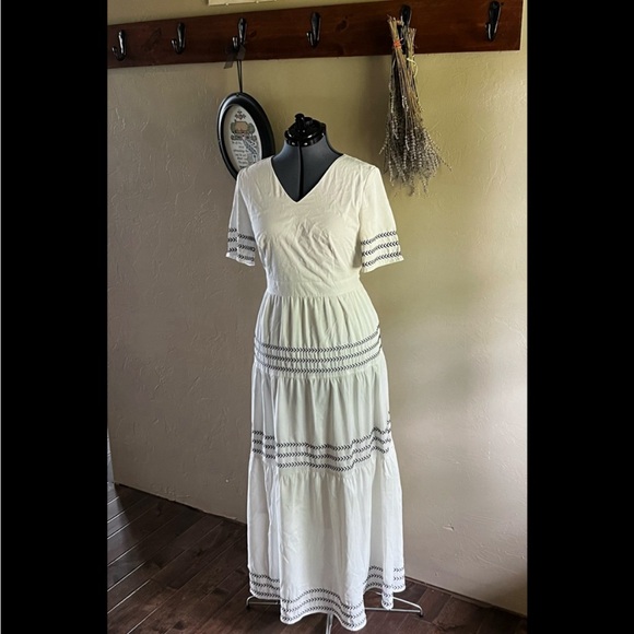 Chic White Maxi Dress with Black Details - Picture 1 of 3